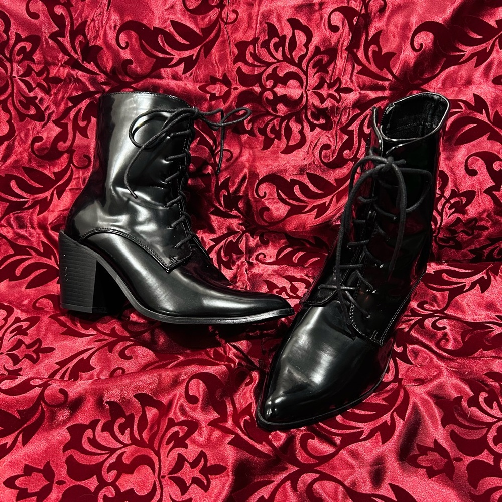 Shiny Black Lace-Up Ankle Boots - Witchy - Goth size 39  8.5